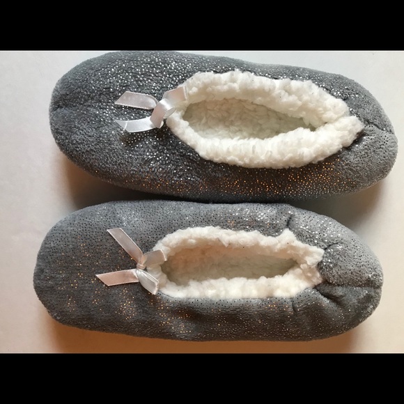 Shoes - Fuzzy slipper socks